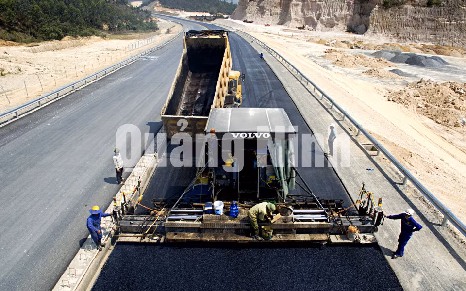 Bê tông nhựa polymer mặt đường thuộc gói thầu số 6 do Công ty CP Licogi 16 thi công (5-2018). Ảnh: Đỗ Phương