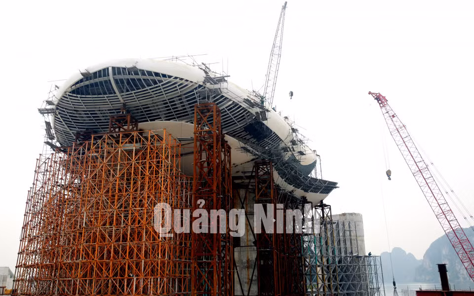 Thi công công trình Cung quy hoạch, hội chợ và triển lãm tỉnh Quảng Ninh. Ảnh: Đỗ Phương