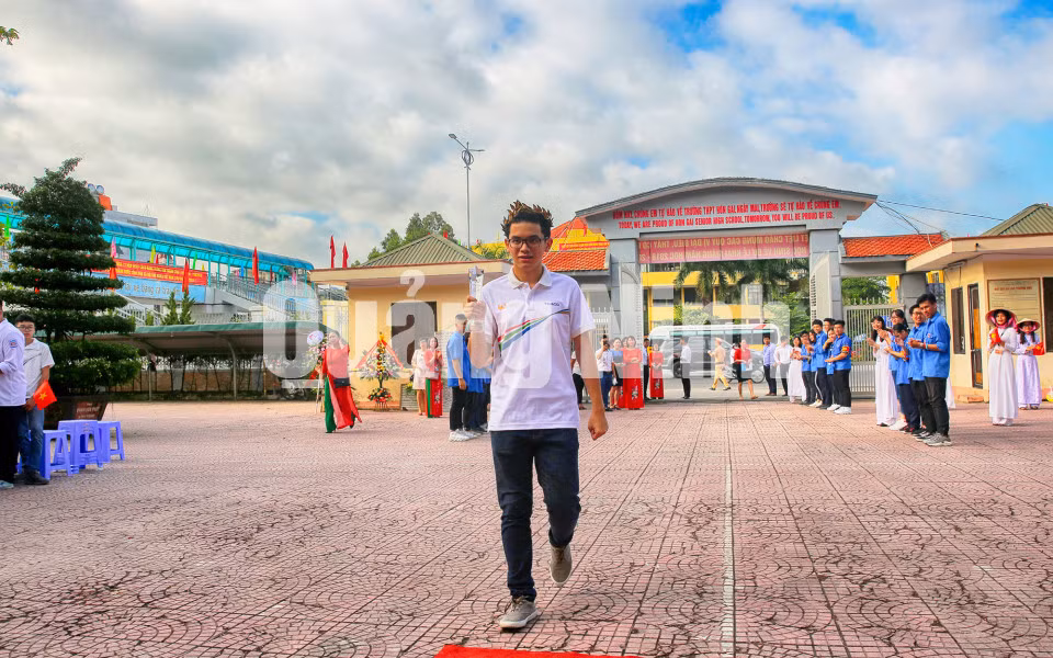 Nguyễn Hoàng Cường đội vòng nguyệt quế và cầm chiếc cúp trong ngày khai giảng (9-2018). Ảnh: Hùng Sơn
