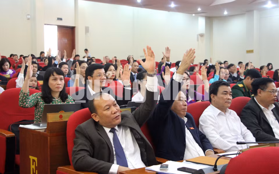 Các đại biểu biểu quyết thông qua tờ trình về danh sách những người được lấy phiếu tín nhiệm (12-2018). Ảnh: Hùng Sơn