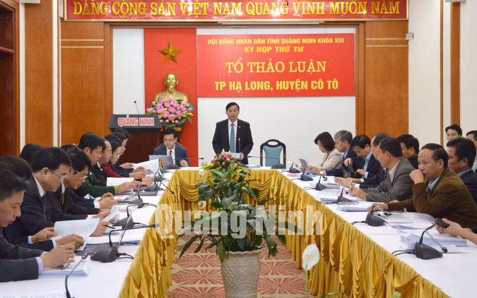 Quang cảnh phiên thảo luận tại Tổ thảo luận TP Hạ Long, huyện Cô Tô.