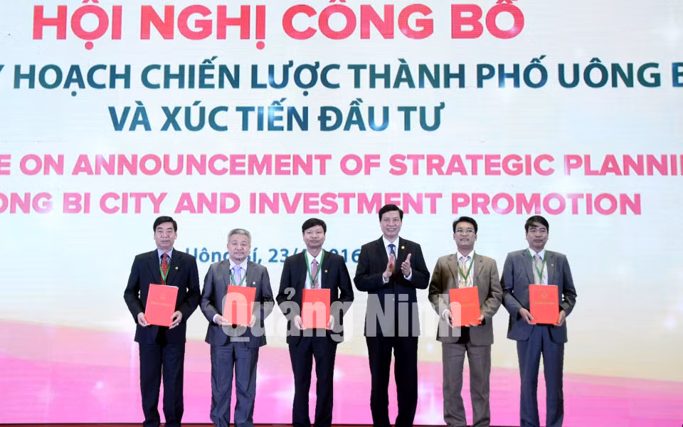 Đồng chí Nguyễn Đức Long, Chủ tịch UBND tỉnh trao Giấy chứng nhận đầu tư cho các nhà đầu tư.