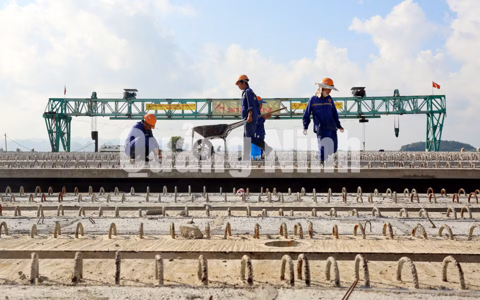 Cán bộ, công nhân thi công trên công trường cao tốc Hạ Long - Vân Đồn (1-2018). Ảnh: Đỗ Phương
