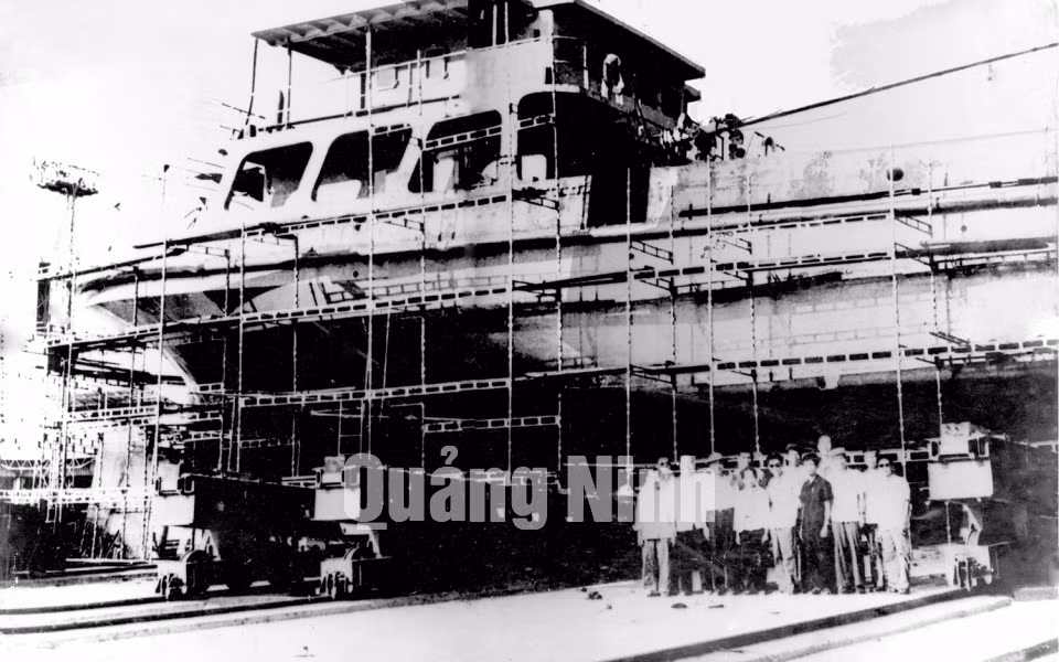 Lãnh đạo nhà máy và chuyên gia Ba Lan bên sân đầu tiên của nhà máy.
