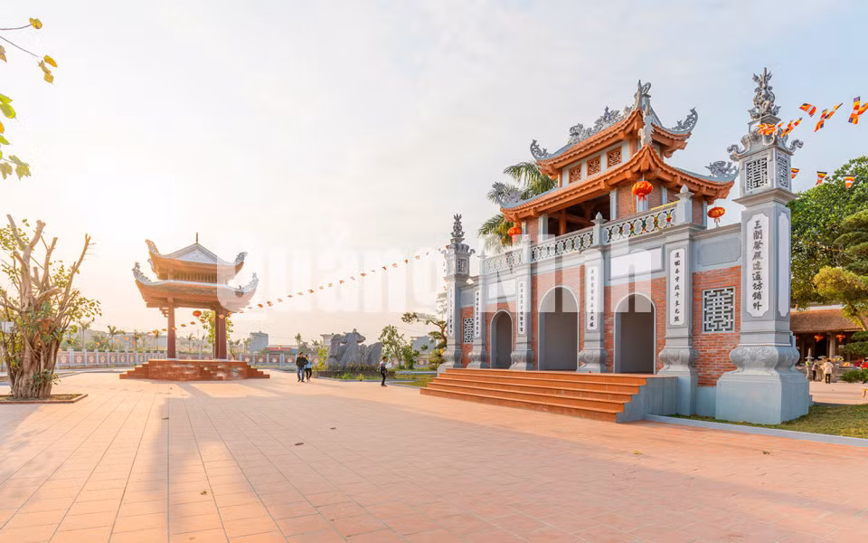 Tam quan đền bề thế trước đền chính.