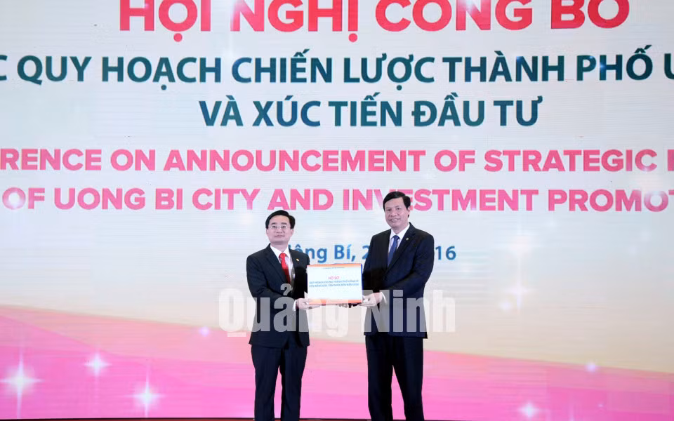 Đồng chí Nguyễn Đức Long, Chủ tịch UBND tỉnh trao Hồ sơ quy hoạch cho đại diện lãnh đạo TP Uông Bí.