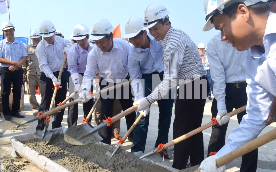 Các đại biểu tham gia lễ hợp long cầu Cẩm Hải (10-2017). Ảnh: Thu Trang