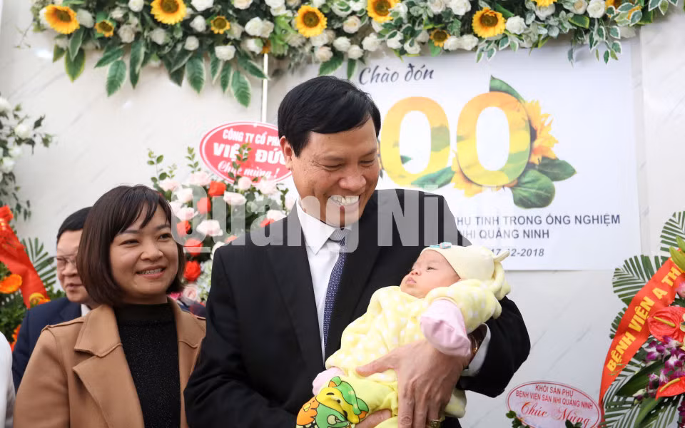 Đồng chí Nguyễn Đức Long, Phó Bí thư Tỉnh ủy, Chủ tịch UBND tỉnh, chúc mừng các gia đình (12-2019). Ảnh: Hùng Sơn