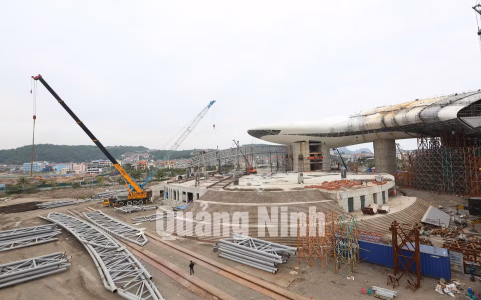 Thi công công trình Cung quy hoạch, hội chợ và triển lãm tỉnh Quảng Ninh. Ảnh: Khánh Giang