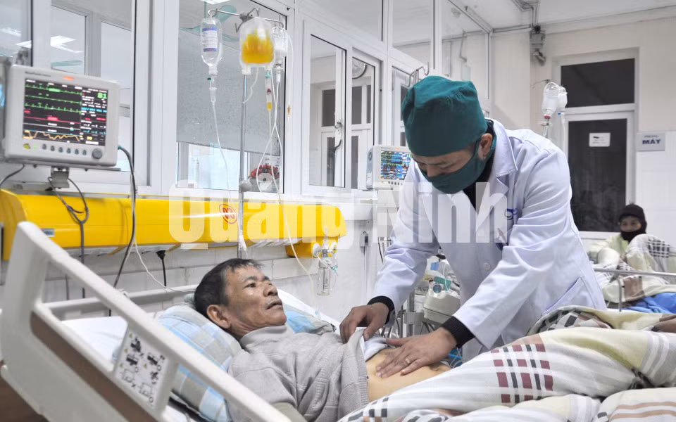 Bác sĩ Khoa Hồi sức cấp cứu và chống độc điều trị cho bệnh nhân xơ gan do uống nhiều rượu. Ảnh: Hoàng Quý