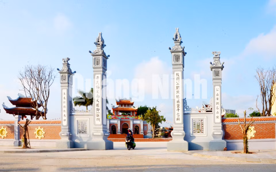 Cổng đền Xã Tắc.