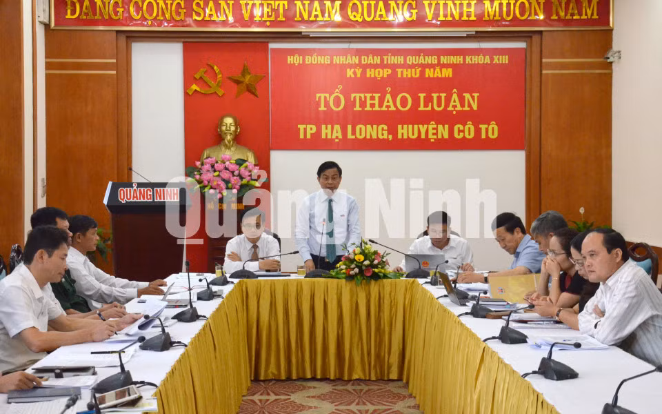 Đại biểu Tổ thảo luận TP Hạ Long, huyện Cô Tô tham gia ý kiến vào các nội dung tại kỳ họp.