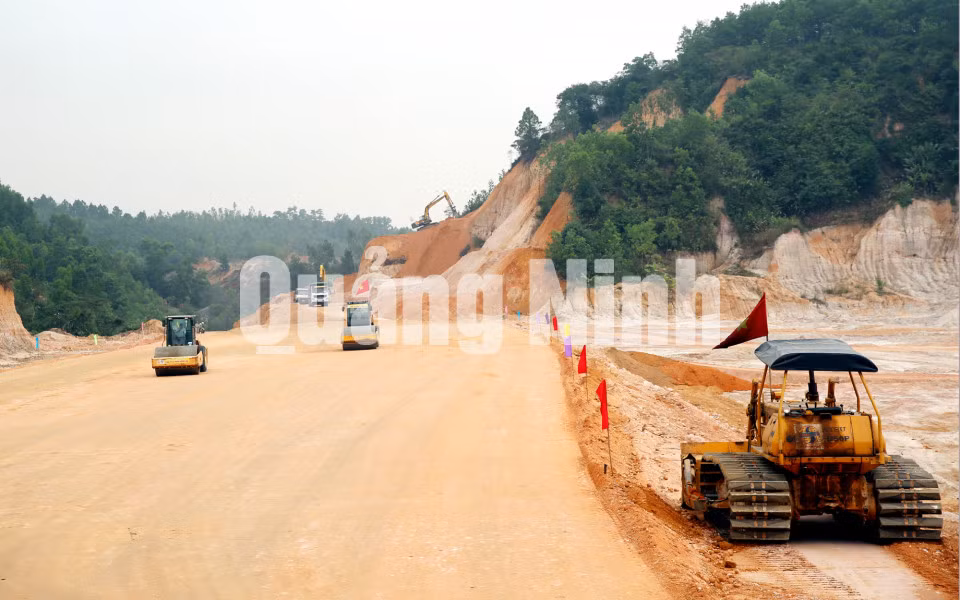 Thi công cao tốc Hạ Long - Vân Đồn (1-2016). Ảnh: Đỗ Phương