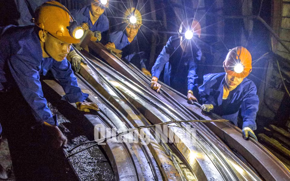 Thợ lò vào ca (5-2020). Ảnh: Dương Phượng Đại