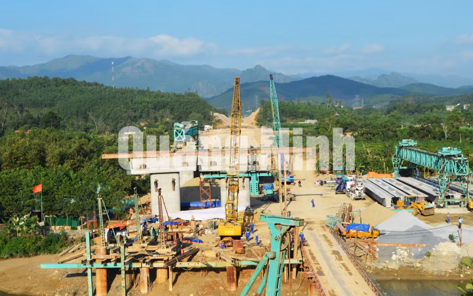 Thi công điểm cầu Thác Nhòng, thị trấn Trới, huyện Hoành Bồ, trên tuyến cao tốc Hạ Long - Vân Đồn (11-2016). Ảnh: Thanh Hoa