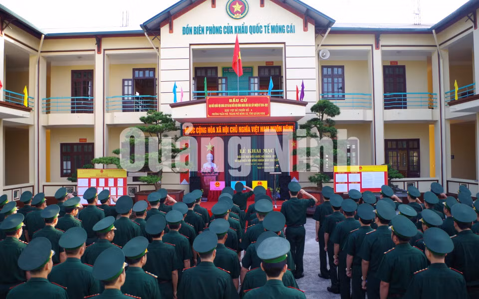 Cán bộ, chiến sĩ Đồn Biên phòng cửa khẩu Móng Cái dự khai mạc và bỏ phiếu bầu ĐBQH khóa XIV và HĐND các cấp, nhiệm kỳ 2016-2021. Ảnh: Lưu Linh