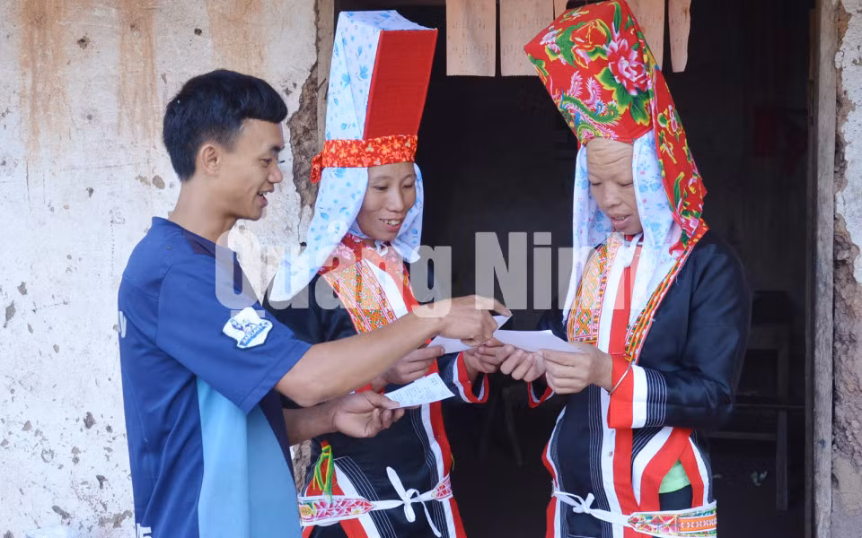 Gia đình chị Chíu Sám Múi, thôn Phiêng Sáp, xã Đồng Tâm (Bình Liêu) kiểm tra lại thông tin thẻ cử tri trước khi đi bầu cử. Ảnh: Thanh Tùng
