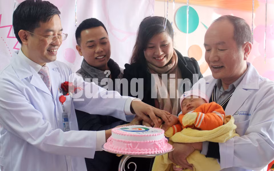 Bệnh viện Sản Nhi tỉnh đã tổ chức chương trình chào đón em bé đầu tiên ra đời bằng phương pháp thụ tinh trong ống nghiệm.