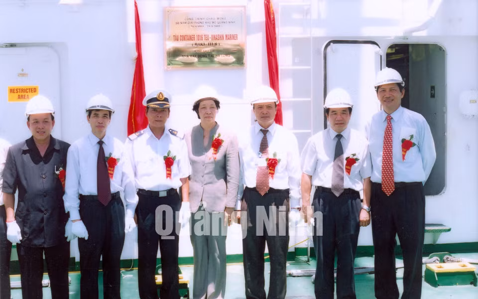 Lễ gắn biển Công trình chào mừng 50 năm giải phóng khu mỏ QN (25/4/1955-2005) trên tàu Container 1016TEU.