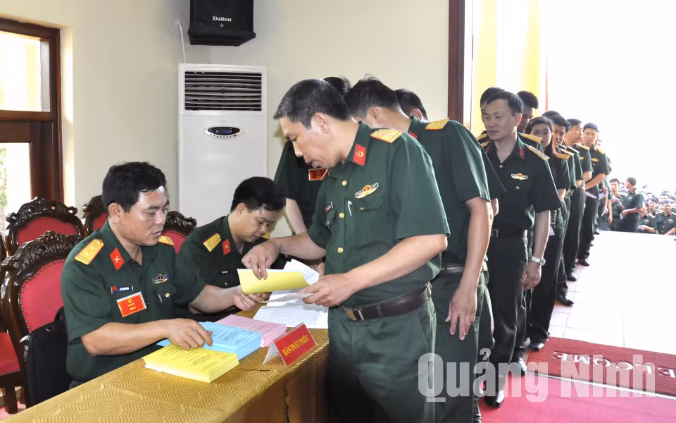 Cán bộ, chiến sĩ Bộ CHQS tỉnh tham gia bầu cử tại khu vực bỏ phiếu số 13 trên địa bàn phường Bãi Cháy (TP Hạ Long). Ảnh: Lưu Linh