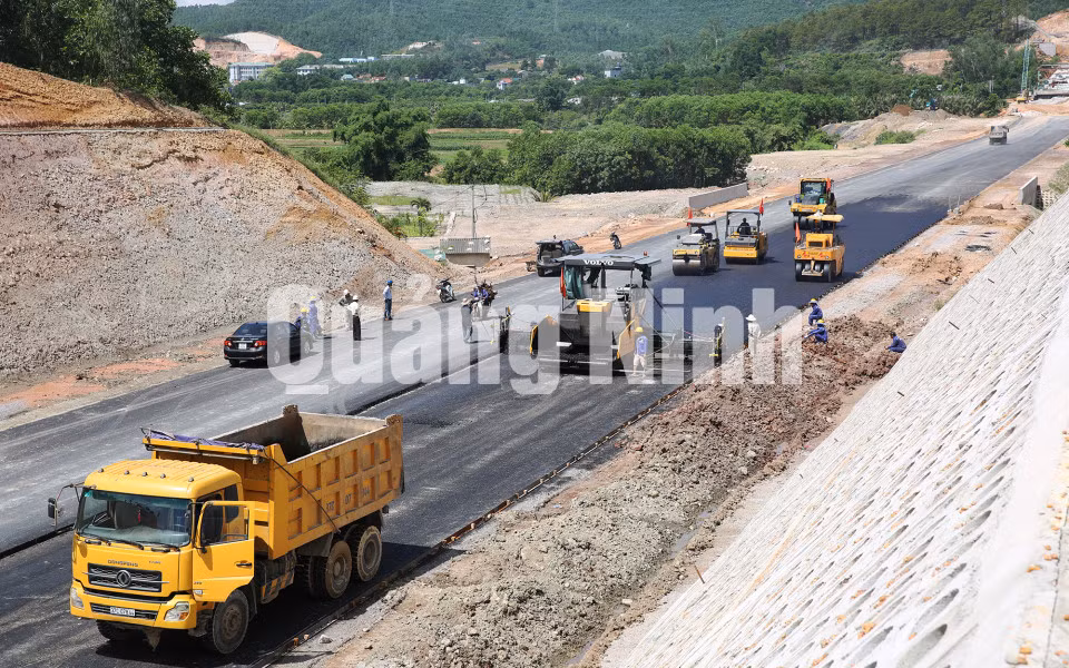 Cao tốc Hạ Long thi công đường dài 60km, điểm đầu tại nút giao Minh Khai (TP Hạ Long), điểm cuối đấu nối với tuyến đường trục chính (huyện Vân Đồn) (1-2018). Ảnh: Đỗ Phương