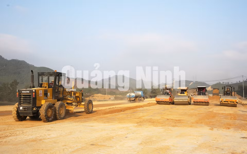 Thi công đào đắp nền đường K95 trên cao tốc Hạ Long - Vân Đồn (12-2016). Ảnh: Đỗ Phương