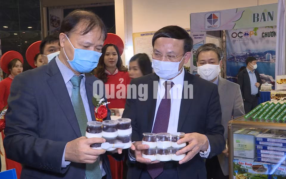 Các đồng chí lãnh đạo tham quan các gian hàng tại hội chợ triển lãm (12-2020). Ảnh: Dương Hương