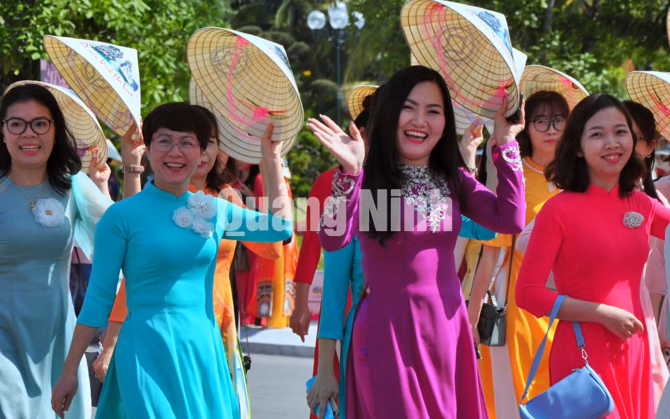 Khối CB-CCVC Thành ủy, HĐND, UBND thành phố (10-2020). Ảnh: Đỗ Phương