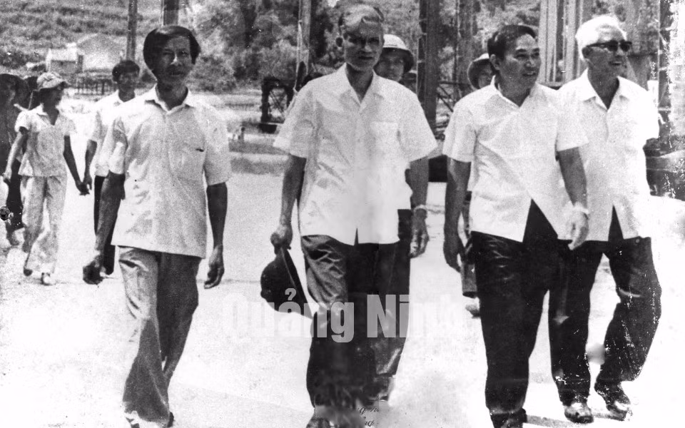 Đồng chí Lê Đại, Bí thư Tỉnh ủy Quảng Ninh thăm và làm việc tại Nhà máy năm 1984.