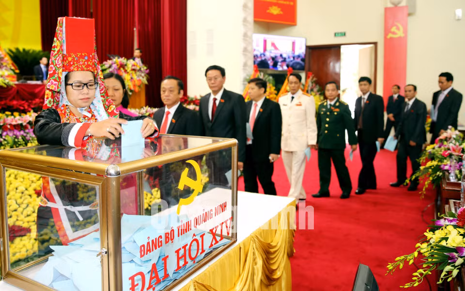 Các đại biểu bỏ phiếu bầu đoàn đại biểu đi dự Đại hội Đảng toàn quốc lần thứ XII