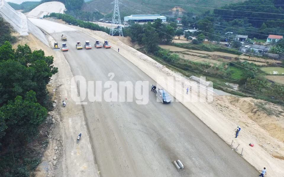 Thi công hạng mục đường dài 53,6km, đã được 51,8km lớp đất đắp K95 (12-2017). Ảnh: Đỗ Phương