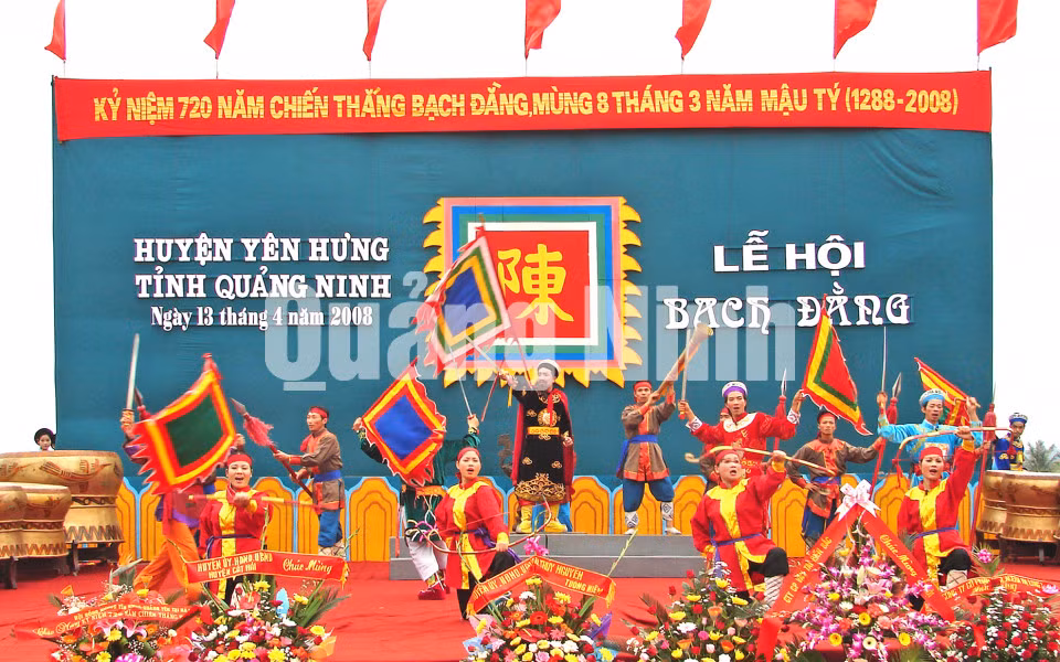 Diễn xướng tái hiện chiến thắng Bạch Đằng tại Lễ hội Bạch Đằng (4-2008). Ảnh: Lê Biên Thùy - Phòng VHTT Quảng Yên