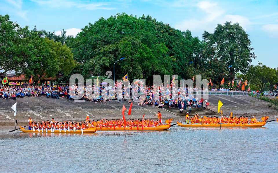 Thi bơi chài trên bến đò rừng xưa (4-2018). Ảnh: Dương Văn Toàn