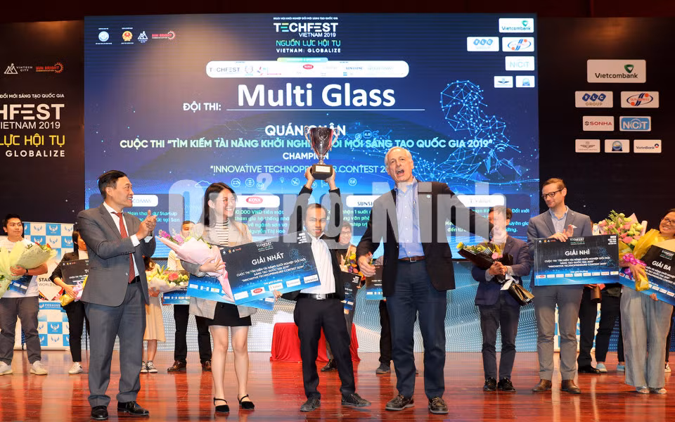 Ban tổ chức trao giải nhất cuộc thi chung kết tài năng khởi nghiệp sáng tạo quốc gia cho đội Multi Glass (12-2019). Ảnh: Đỗ Phương