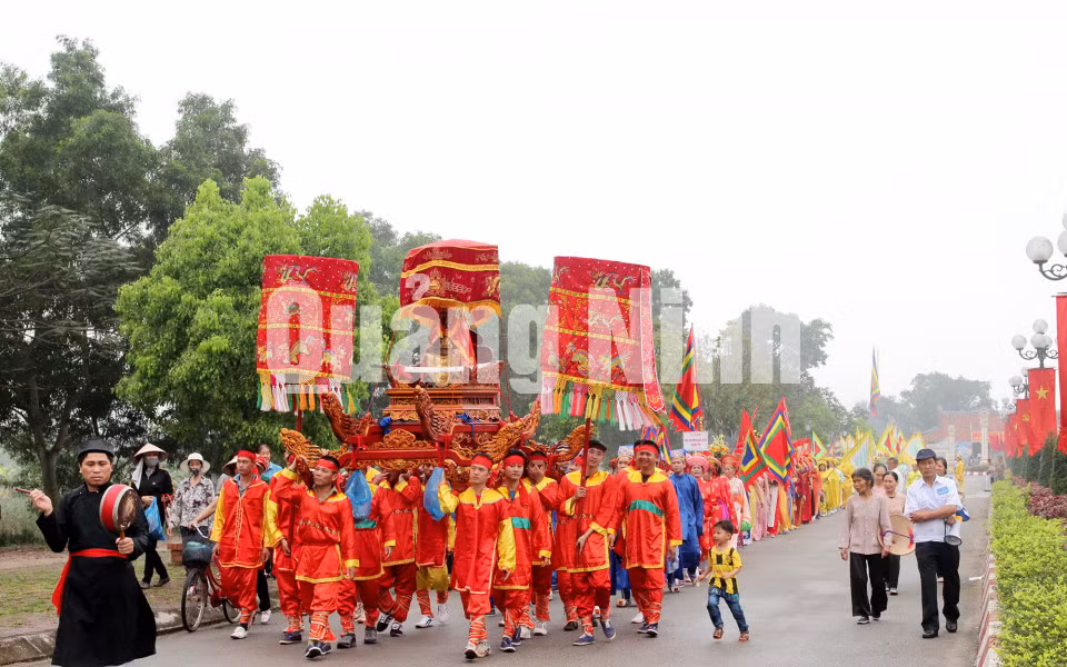 Rước kiệu đức thánh Trần Hưng Đạo trong Lễ hội Bạch Đằng (4-2016). Ảnh: Lê Biên Thùy - Phòng VHTT Quảng Yên
