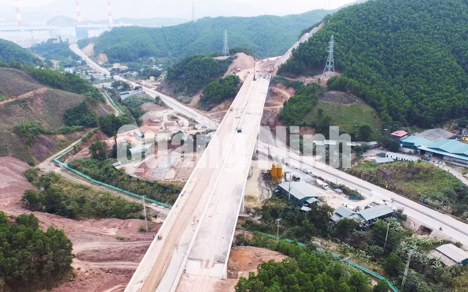 Thi công các cầu trên tuyến cao tốc Hạ Long - Vân Đồn (1-2018). Ảnh: Đỗ Phương