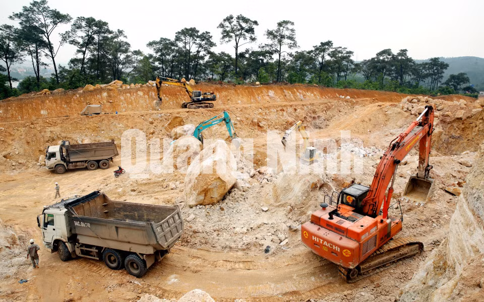 Nhà thầu thi công nền đường tại gói thầu số 2 (Cao tốc Hạ Long- Vân Đồn) (4-2016). Ảnh: Đỗ Phương