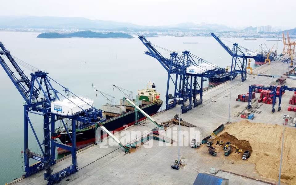 Bốc xếp hàng hóa tại Cảng container quốc tế Cái Lân (CICT) (12-2020). Ảnh: Đỗ Phương