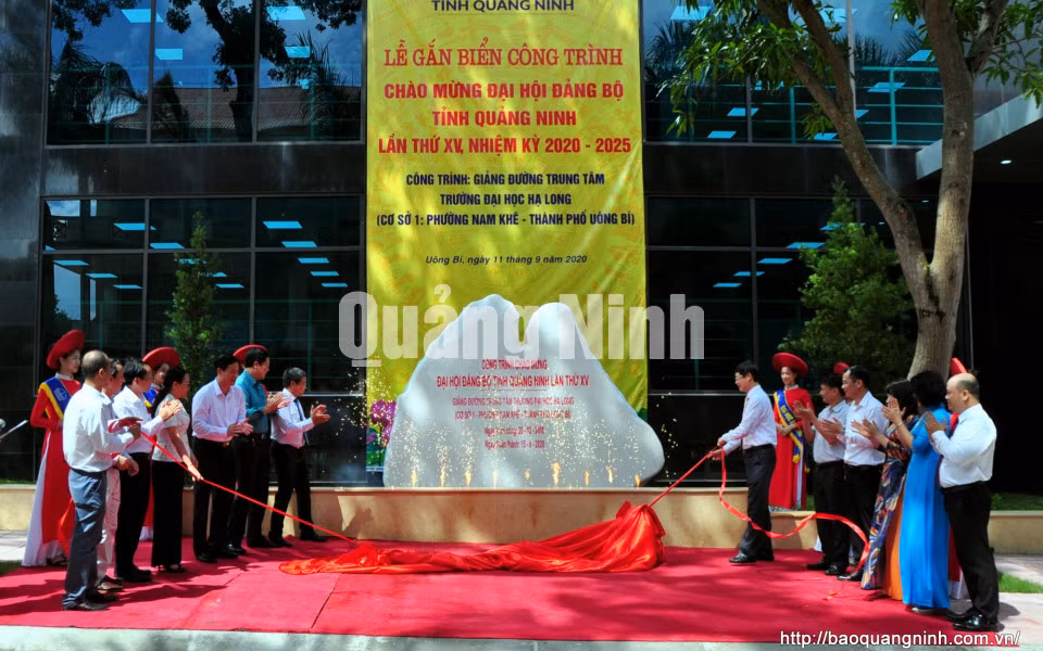 Gắn biển chào mừng Đại hội Đảng bộ tỉnh cho công trình Giảng đường trung tâm Đại học Hạ Long (9-2020). Ảnh: Minh Hà