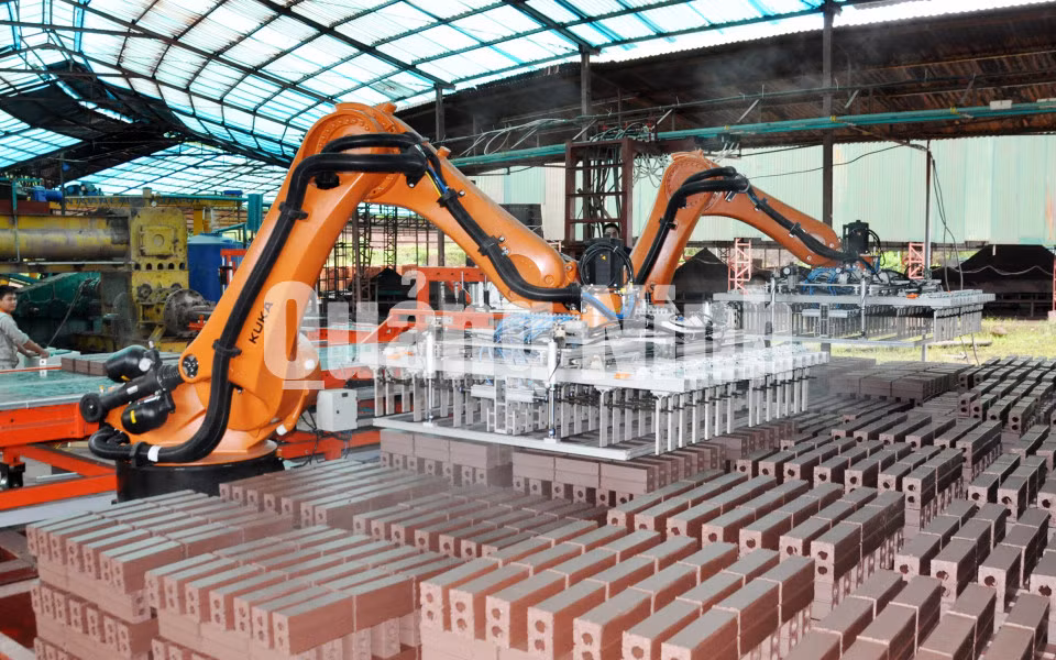 Sản xuất gạch bằng công nghệ mới tại Công ty TNHH Sản xuất gạch xây dựng Hải Hà (3-2021). Ảnh: Hữu Việt