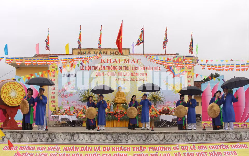 Tiết mục văn nghệ chào mừng lễ hội đình - chùa Hổ Lao (2-3-2018). Ảnh: Thu Trang (Trung tâm TT&amp;VH Đông Triều)