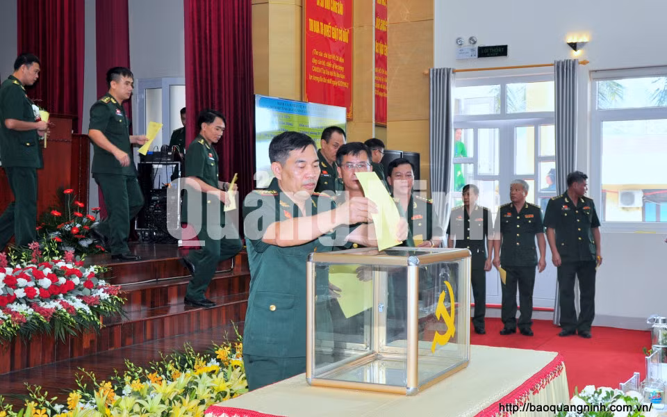 Đại hội tiến hành bỏ phiếu bầu Ban Chấp hành Đảng bộ BĐBP tỉnh Quảng Ninh khóa XVIII, nhiệm kỳ 2020-2025 (6-2020). Ảnh: Minh Hà