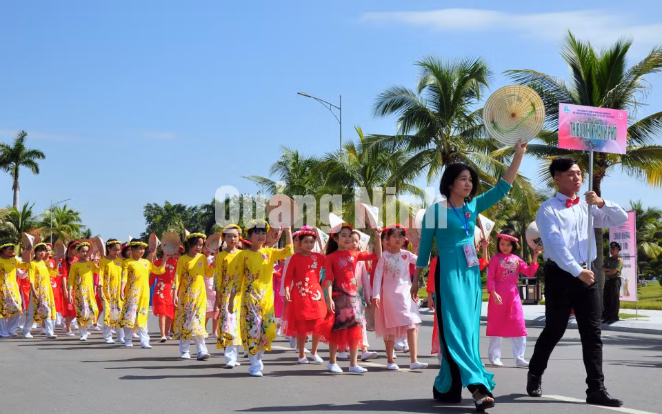 Dẫn đầu đoàn diễu hành là các em thiếu nhi TP Hạ Long (10-2020). Ảnh: Đỗ Phương