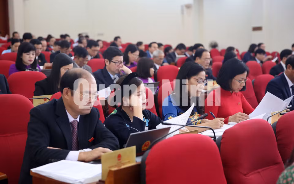 Đại biểu HĐND tỉnh nghiên cứu báo cáo tại kỳ họp (12-2018). Ảnh: Hùng Sơn