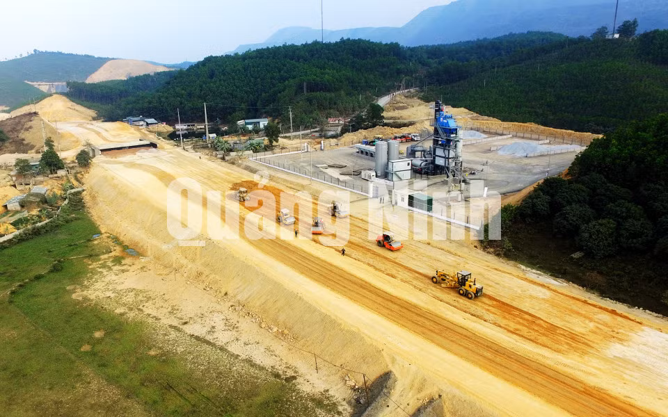 Công trường thi công cao tốc Hạ Long - Vân Đồn (12-2016). Ảnh: Đỗ Phương