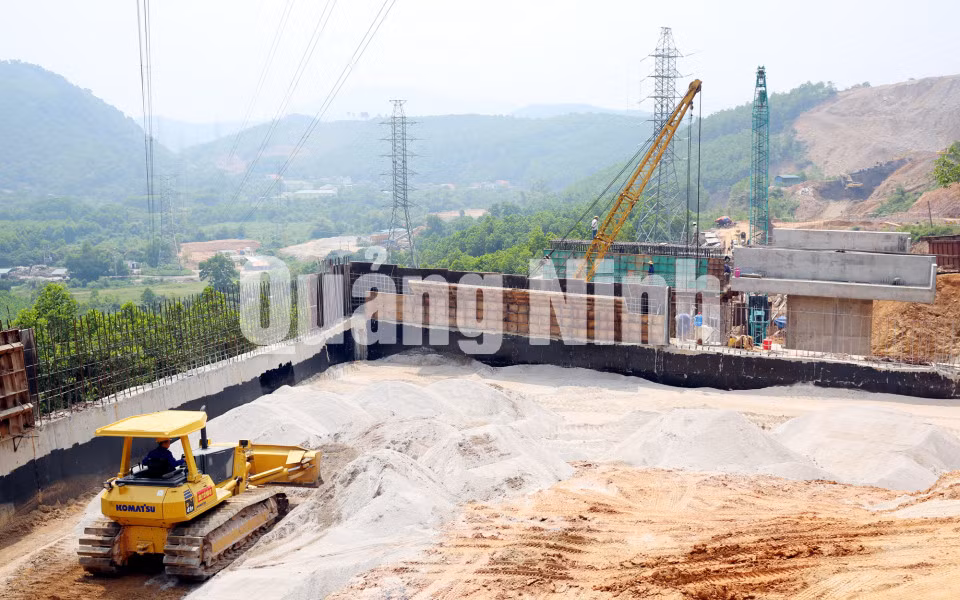 Thi công Cầu Cạn (Km29+60) tại Cao tốc Hạ Long - Vân Đồn (8-2016). Ảnh: Đỗ Phương
