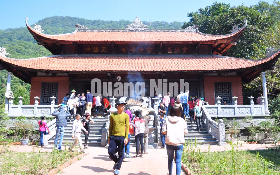 Chùa Lôi Âm xây dựng thế kỷ XV, trên dãy núi Lôi Âm cao 503m.