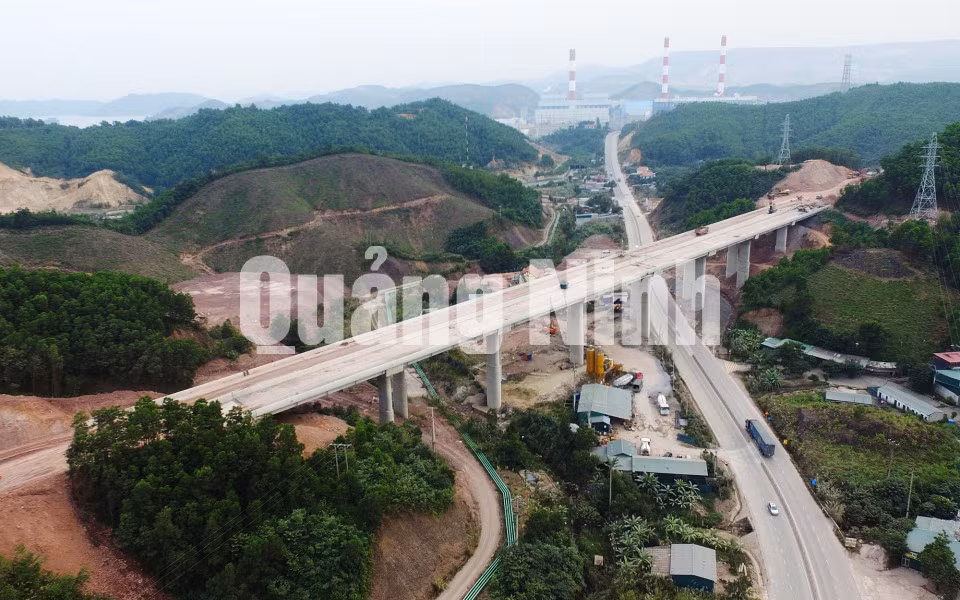 Thi công cầu Cẩm Y 1, dài 380m, vắt ngang qua quốc lộ 18 (đoạn qua phường Mông Dương, TP Cẩm Phả) (12-2017). Ảnh: Đỗ Phương