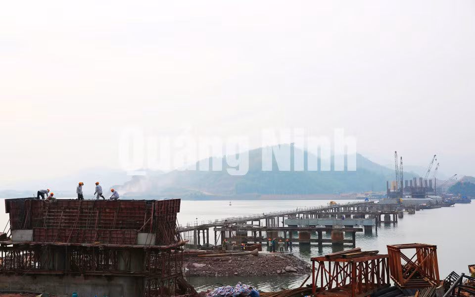 Cầu Cẩm Hải vượt sông Tài Xá - Mũi Chùa, kết nối TP Cẩm Phả với huyện Vân Đồn có chiều dài 729m, rộng 24,5m quy mô 4 làn xe (3-2017). Ảnh: Đỗ Phương