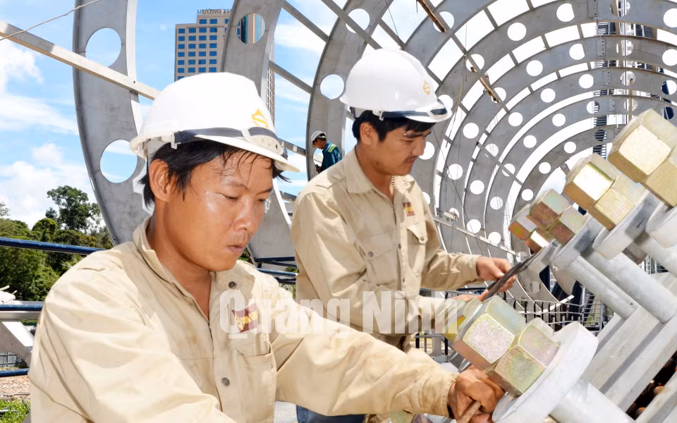 Thi công công trình Cung quy hoạch, hội chợ và triển lãm tỉnh Quảng Ninh. Ảnh: Đỗ Phương